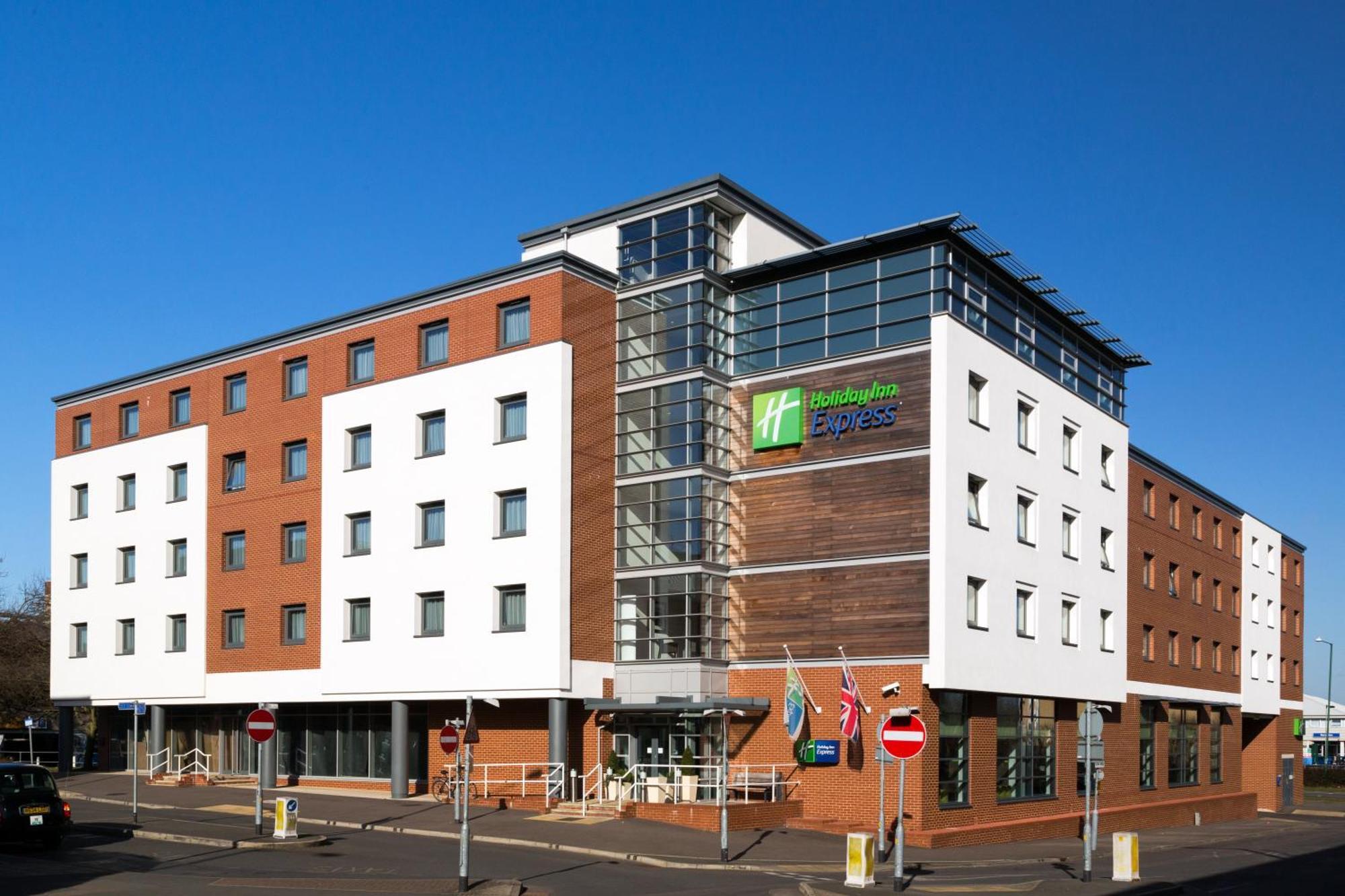 Staying Near Lowewood: 4 Golf Hotels in Hoddesdon Compared