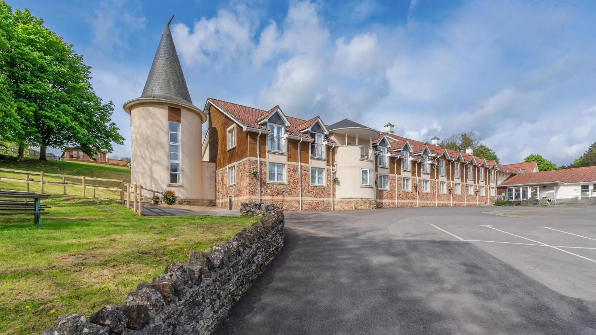 Where to Stay Near Chalice Well: 4 Family-Friendly Hotels