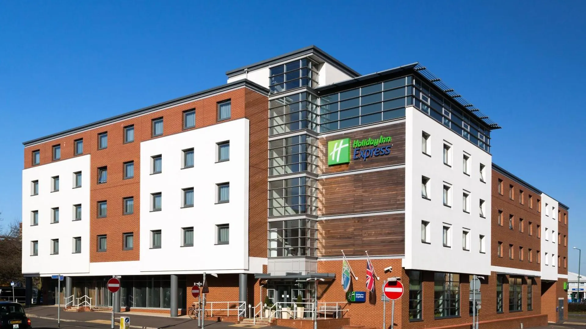 Staying Near Lowewood: 4 Golf Hotels in Hoddesdon Compared