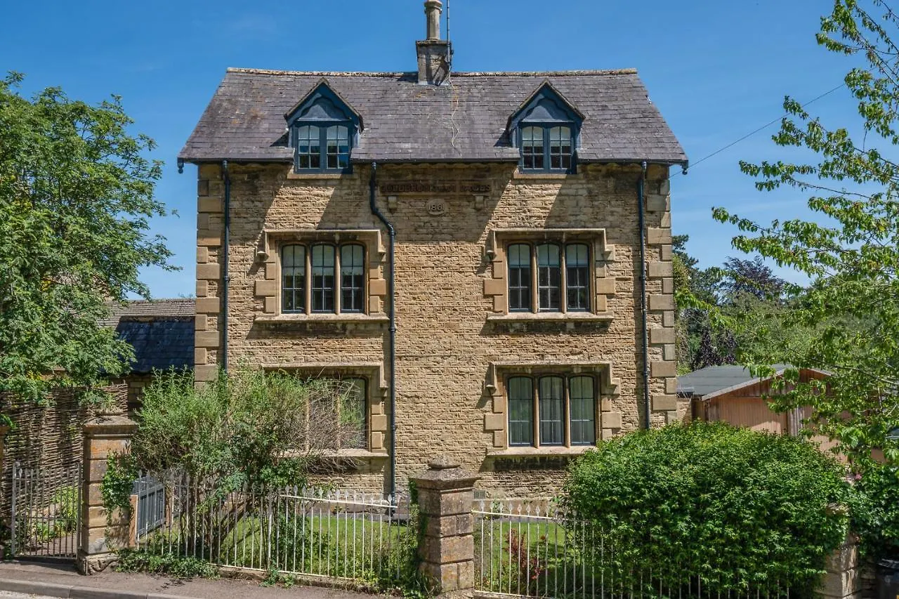 4 Holiday Home Cottages Close to Bourton House Garden
